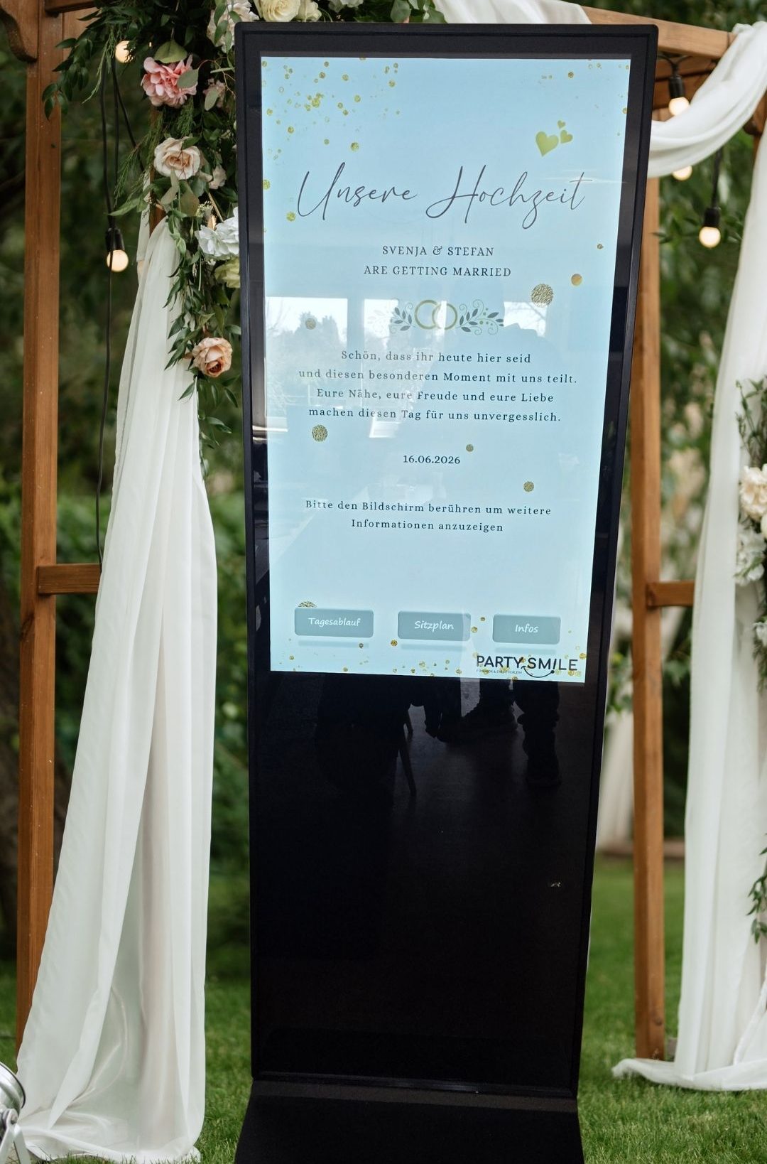 Fotobox-Fun Drei Personen mit Masken und Party-Accessoires, umgeben von Konfetti.