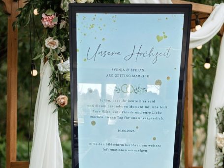 Wedding Sign Hochzeitsprogramm auf blauem Hintergrund mit floralen und goldenen Akzenten.