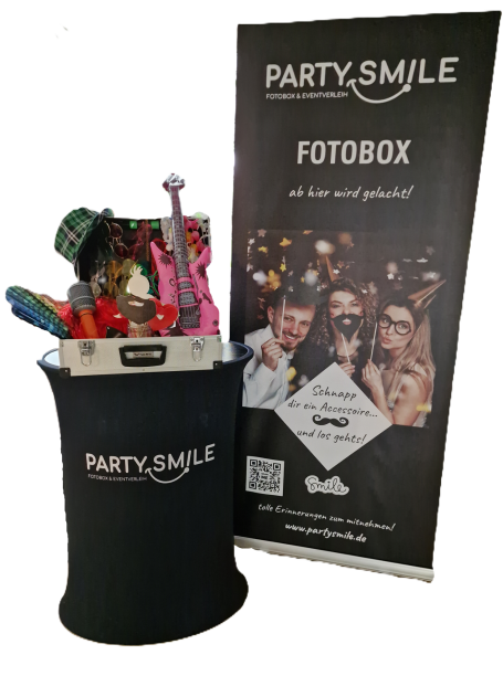 coole Accessoires Stand zur Fotobox mit bunten Requisiten und Werbebanner im Hintergrund.