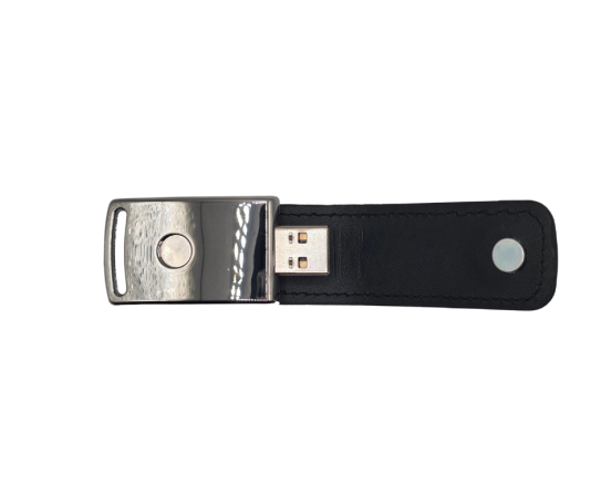 Mit Magnetverschluss USB-Stick mit Metallgehäuse und schwarzem Gummiüberzug.