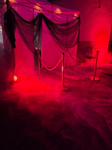 Setpreise Roter Nebel und gedämpftes Licht mit Absperrungen in einem düsteren Raum.