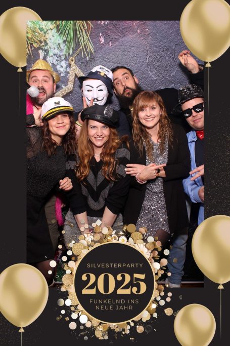 hochauflösende Fotos Gruppenselfie mit mehreren Personen in festlicher Kleidung und Accessoires, Jahr 2025.