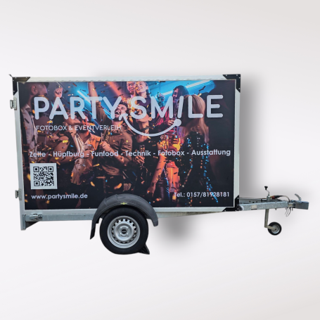 Anhängerverleih Werbefahrzeug für Party & Smile mit buntem, festlichem Design und QR-Code.