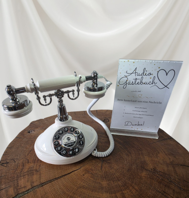 Audiogästebuch Vintage Telefon auf einem Holztisch neben einer Hochzeitskarte.