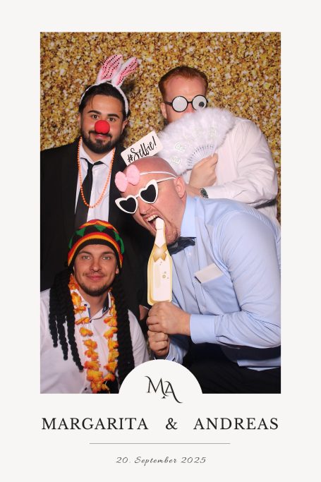 beste Qualität Eine Gruppe mit lustigen Kostümen und Requisiten für eine Feier, fröhliche Stimmung.