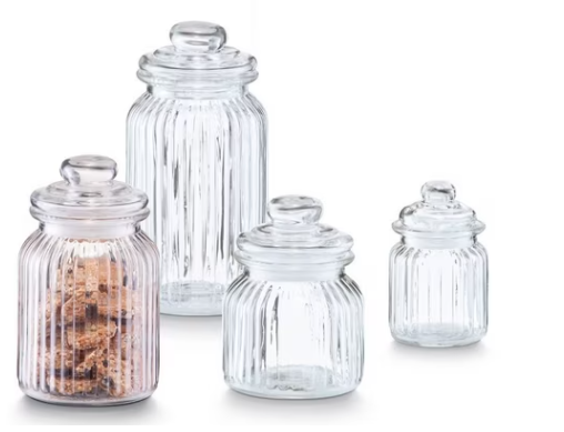 Gläser Vier Glasbehälter in unterschiedlichen Größen, einer mit Keksen gefüllt.