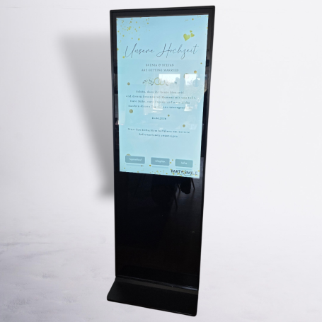 Interaktiver Touchmonitor Standinformationstafel mit blauem Hintergrund und Text zu Angeboten oder Dienstleistungen.