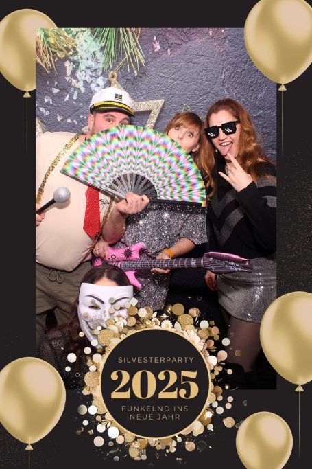 brillante Farben Vier Personen posieren mit Requisite, darunter ein Schirm, eine Gitarre und Masken, vor festlichem Hintergrund.