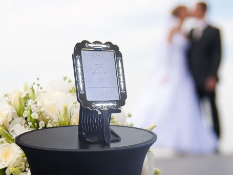 Magic Mirror small Zwei interaktive digitale Bildschirme mit verschiedenen Bildern auf hellem Hintergrund.