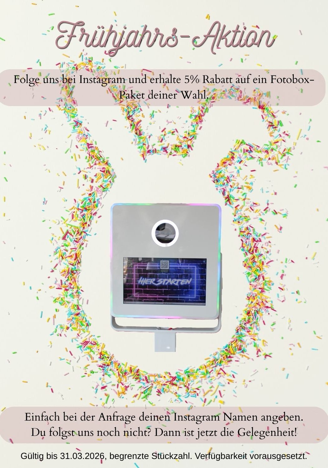 Fotobox-Fun Drei Personen mit Masken und Party-Accessoires, umgeben von Konfetti.